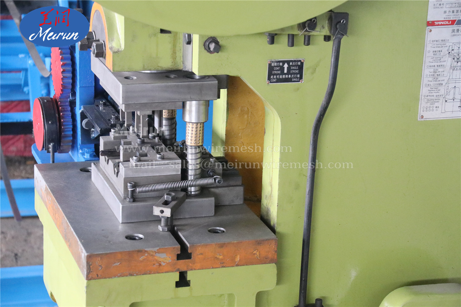 With Best Quality Razor Barbed Wire Clips Making Machine 