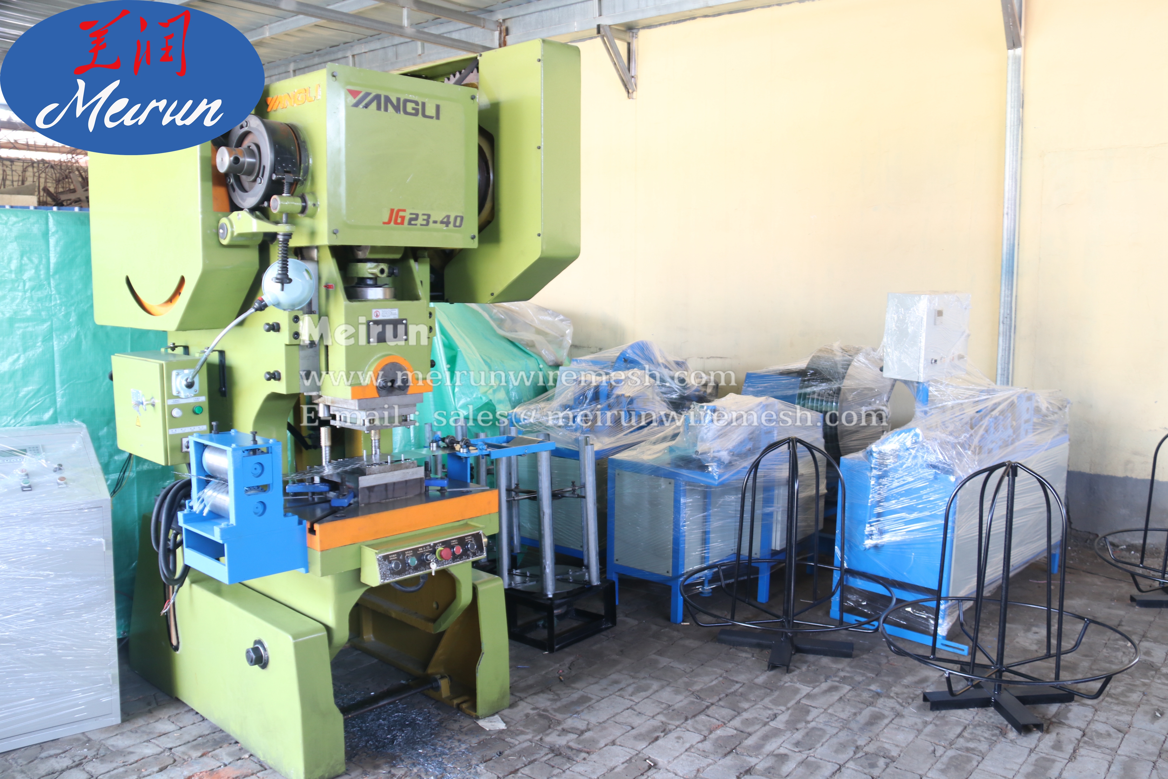 Razor blade barbed wire making machine
