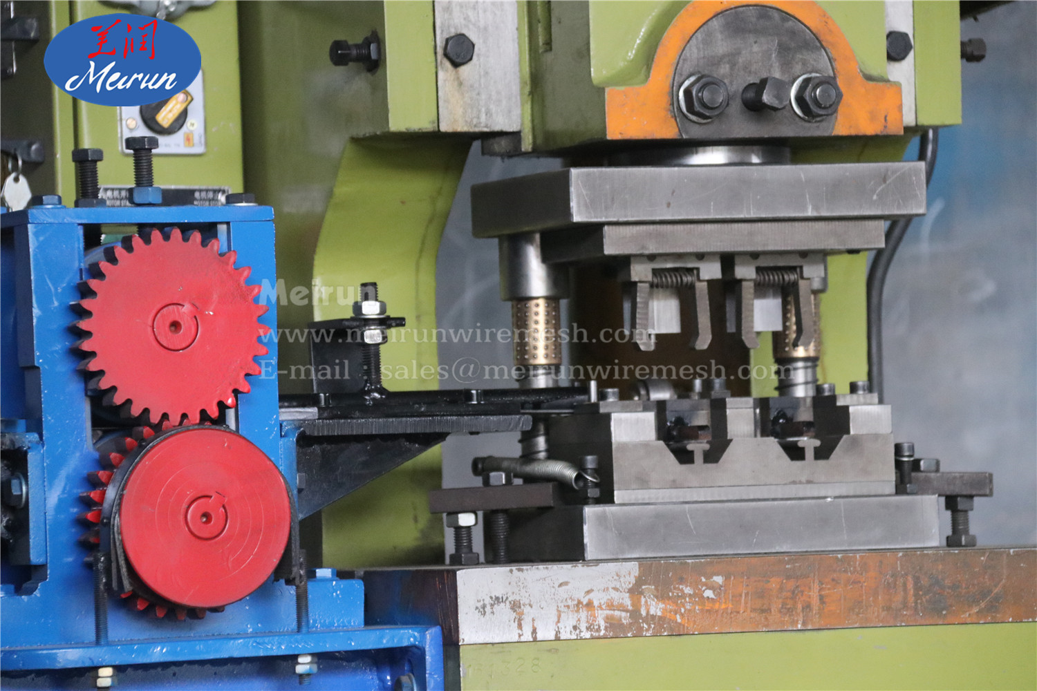 With Best Quality Razor Barbed Wire Clips Making Machine 