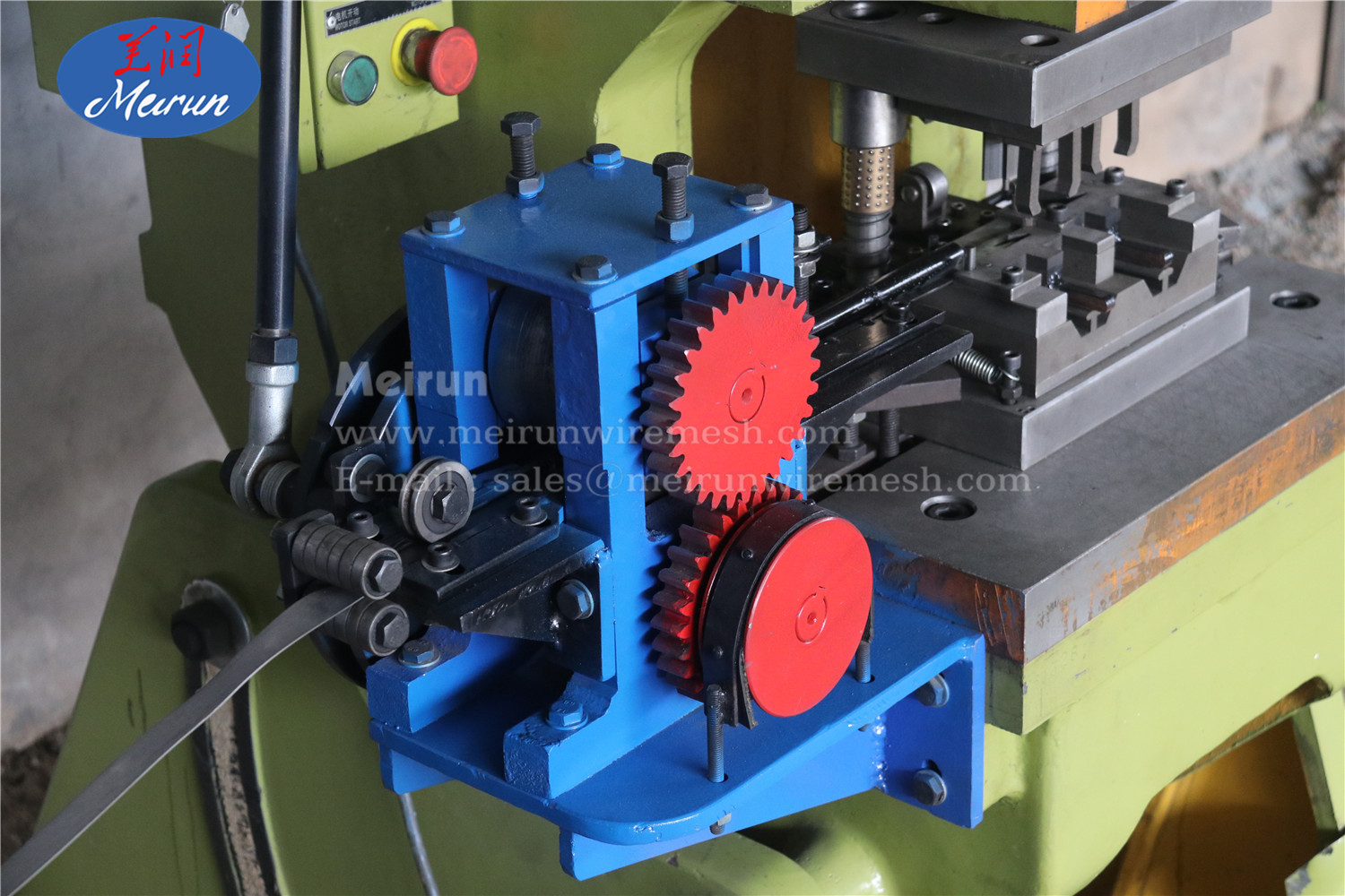 Made In China Razor Barbed Wire Fence Clips Making Machine 