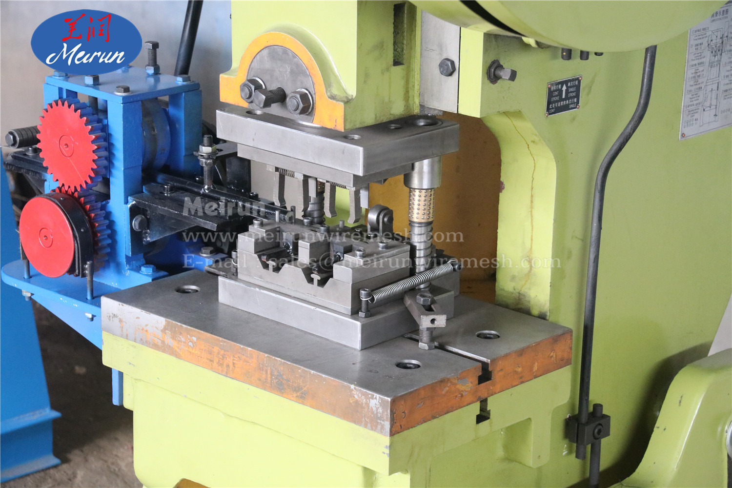 Razor Barbed Wire Welded Fence Clipping Making Machine 